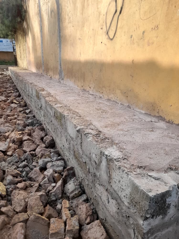 Forsterket fundament langs muren